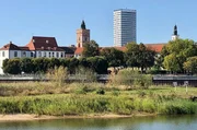 Frankfurt (Oder) - das ist optisch eine Stadt voller Gegens&auml;tze: Plattenbauten wetteifern mit pr&auml;chtiger Backsteingotik, heruntergekommene Industrie-Ruinen mit liebevoll restaurierten Altbauten. Und das alles ist eingebettet in die wundersch&ouml;ne Flusslandschaft der Oder. Das Bilderbuch Frankfurt (Oder) erz&auml;hlt von einer Grenzstadt im Spannungsfeld zwischen Erneuerung, Geschichte und gelebtem Europa. - Blick auf Frankfurt (Oder).
