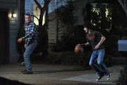 F&uuml;r Axl (Charlie McDermott, r.) steht das letzte Footballmatch der Saison an, doch, wenn es nach Mike (Neil Flynn, l.) geht, dann wird sein Sohn nicht dabei sein ...