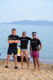 V.l.: Gordon Ramsay, Fred Sirieix, Gino D'Acampo  Die Verwendung des sendungsbezogenen Materials ist nur mit dem Hinweis und Verlinkung auf RTL+ gestattet.