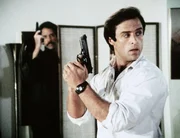 Nick (Joe Penny, r.) hat sich in h&ouml;chste Gefahr begeben: Er durchsucht die Wohnung eines brutalen Killers.