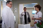 Hans-Peter Brenner (Michael Trischan, li.) soll das erste Mal auf der Visite die Patienten vorstellen. Er ist so aufgeregt, dass er vor Schwester Ulrike (Anita Vulesica) einen Probevortrag h&auml;lt. Ausgerechnet Dr. Kaminski (Udo Schenk, mi.) platzt in dieser Situation ins Schwesternzimmer und erkundigt sich, ob neben Brenners Entertainmentprogramm Zeit f&uuml;r einen wichtigen Gang ins Labor bleibt.