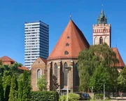 Frankfurt (Oder) - das ist optisch eine Stadt voller Gegens&auml;tze: Plattenbauten wetteifern mit pr&auml;chtiger Backsteingotik, heruntergekommene Industrie-Ruinen mit liebevoll restaurierten Altbauten. Und das alles ist eingebettet in die wundersch&ouml;ne Flusslandschaft der Oder. Das Bilderbuch Frankfurt (Oder) erz&auml;hlt von einer Grenzstadt im Spannungsfeld zwischen Erneuerung, Geschichte und gelebtem Europa. - Oderturm und Marienkirche.