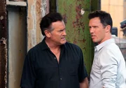 Sam Axe (Bruce Campbell, l.) und Michael Westen (Jeffrey Donovan) werden bei ihren Ermittlungen an der Nase herumgef&uuml;hrt. Finden sie einen Bombenbastler?