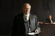 Biegler (Klaus Maria Brandauer) nutzt die Bühne des Gerichtssaals. Biegler (Klaus Maria Brandauer) nutzt die Bühne des Gerichtssaals.