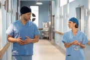 Mikko Rantala (Luan Gummich, l.) und Dr. Alica Lipp (Kassandra Wedel, r.) wollen gemeinsam eine bedeutende Operation durchf&uuml;hren.