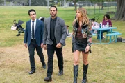Ermittlungen auf einem Spielplatz, v.li.: Deniz Akdeniz als Lev Osman, Daniel Sunjata als Adam Karadec, Kaitlin Olson als Morgan Gillory