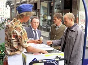W&auml;hrend sich Ehrlicher (Peter Sodann, 2.v.l.) und Kain (Bernd Michael Lade, r.) ein Eis g&ouml;nnen, macht der Waffenh&auml;ndler Georg Herboltz (Henning Peker, 2.v.r.) doch noch &uuml;berraschend vor seinem Gesch&auml;ft eine Aussage.
