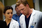 In der Notaufnahme herrscht Aufregung, als ein achtj&auml;hriger Junge mit einer lebensgef&auml;hrlichen Schussverletzung eingeliefert wird: Amelia (Caterina Scorsone, l.) und Owen (Kevin McKidd, r.) ...