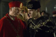 Kardinal Thomas Wolsey (Sam Neill) mahnt K&ouml;nig Henry VIII. (Jonathan Rhys Meyers) zur Vorsicht: Der franz&ouml;sische K&ouml;nig hat von Henrys Abkommen mit dem Kaiser erfahren.