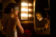 Anastasia (Dakota Johnson) putzt sich f&uuml;r den gro&szlig;en Maskenball heraus, bei dem sie offiziell in Christians Kreise eingef&uuml;hrt wird.