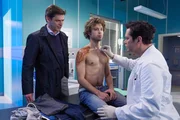 Kris Haas' (Jascha Rust, mi.) Brandwunde will einfach nicht heilen. Im Gegenteil - Dr. Philipp Brentano (Thomas Koch, re.) stellt fest, dass sich die Wunde entz&uuml;ndet hat. Simon Haas (Tom Mikulla, li.), Kris' Vater, reicht es nun. Er will den OP-Bericht sehen.