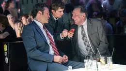 Als Dan Trunkman (Vince Vaughn, l.), Timothy McWinters (Tom Wilkinson, r.) und Mike Pancake (Dave Franco, M.) nach Deutschland reisen, um ein wichtiges Gesch&auml;ft abzuschlie&szlig;en, werden sie mit dem Oktoberfest, Anti-G8-Proteste, Berlin-Marathon und dem schwulen Fetisch-Festival "Folsom Europ"e konfrontiert. Ein Fauxpas folgt auf den n&auml;chsten und es erscheint unm&ouml;glich, ihr Ziel zu erreichen ...