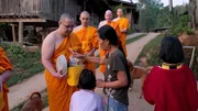 Thailands buddhistische Mönche leben auch heute noch die alte Tradition: sie erbitten Essen von den Bewohnern. Thailands buddhistische Mönche leben auch heute noch die alte Tradition: sie erbitten Essen von den Bewohnern.