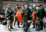Die J&auml;ger r&uuml;sten sich zur Jagd und ahnen noch nicht, dass sie heute ihren Jagdkameraden Lothar Sofsky verlieren werden.