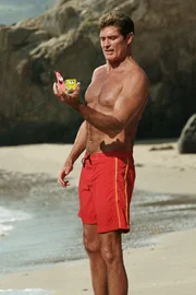 Au&szlig;erhalb der Unterwasserwelt treffen Spongebob (M.) und Patrick (l.) auf den Rettungsschimmer David Hasselhoff (David Hasselhoff, r.), der ihnen verspricht, sie nach Bikini Bottom zur&uuml;ckzubringen ...