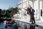 Der Detroiter Cop mit der gro&szlig;en Klappe, Axel Foley (Eddie Murphy, l.), ermittelt gerade in ganz gro&szlig;em Stil in einer hei&szlig;en Sache. Unterst&uuml;tzt wird er dabei von seinen Freunden Billy Rosewood (Judge Reinhold, r.) und John Taggart (John Ashton, M.) ...