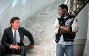 Axel (Eddie Murphy, r.) kehrt von Detroit nach Beverly Hills zur&uuml;ck, um mit seinem alten Partner Billy Rosewood (Judge Reinhold, l.) ein Attentat aufzukl&auml;ren. Die Spuren f&uuml;hren sie zum Schie&szlig;clubleiter Maxwell Dent und dessen undurchsichtiger Freundin Karla Frey...