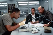 Zur&uuml;ck in Beverly Hills mischt Axel (Eddie Murphy, l.) seine Polizei-Kollegen Billy (Judge Reinhold, M.) und Joe (Hector Elizondo, r.) auf. Und seine un&uuml;blichen Ermittlungsmethoden sto&szlig;en nicht immer auf Verst&auml;ndnis ...