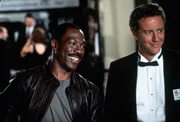 Charmant gehen der Quassel-Cop Axel (Eddie Murphy, l.) und L.A.-Cop Billy (Judge Reinhold, r.) dem miesen Sicherheitschef von dem Freizeitpark Wonder World an den Kragen. Und selbst Axel hat Schwierigkeiten, den aalglatten Schleimer aus der Fassung zu bringen ...