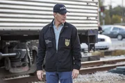Pride (Scott Bakula) und sein Team finden an der Kleidung des bei einer Schie&szlig;erei verletzten Navy Offiziers Jacoby die Fingerabdr&uuml;cke eines vor Jahren in Afghanistan entf&uuml;hrten Soldaten. Er hat den Offizier gerettet, ist danach jedoch abgetaucht, was nicht nur Pride &auml;u&szlig;erst merkw&uuml;rdig findet ...