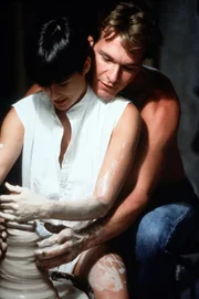 Sie sind jung, verliebt und gl&uuml;cklich: der erfolgreiche Banker Sam (Patrick Swayze, r.) und seine Freundin, die aparte K&uuml;nstlerin Molly (Demi Moore, l.).