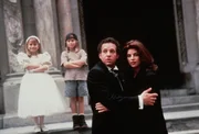 Alyssa (Ashley Olsen, l.) und Amanda (Mary-Kate Olsen, 2.v.l.) arbeiten unerm&uuml;dlich daran, Diane (Kirstie Alley, r.) und Roger (Steve Guttenberg, 2.v.r.) zusammenzubringen ...