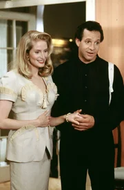 Roger (Steve Guttenberg, r.) und Clarice Kensington (Jane Sibbett, l.) wollen heiraten. Dass die Blondine Kinder eigentlich gar nicht leiden kann, verheimlicht sie ihrem Verlobten ...
