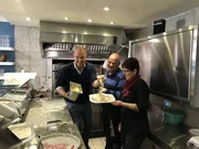 Uwe (M.) und Anja (r.) Zimmermann kennen sich in der Gastronomie &uuml;berhaupt nicht aus. Kann Sternekoch Frank Rosin (l.) da noch helfen?