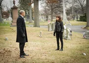 Wahrt ein lebensver&auml;nderndes Geheimnis: Holmes (Jonny Lee Miller, l.) ehemaliger Sch&uuml;tzling Kitty (Ophelia Lovibond, r.), die nach drei Jahren Abwesenheit pl&ouml;tzlich wieder auftaucht ...