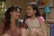 Die h&uuml;bsche Mexikanerin Flor (Paz Vega, l.) geht mit ihrer Tochter Cristina (Shelbie Bruce, r.) nach Los Angeles, um dort bei der wohlhabenden Familie Clasky als Hausm&auml;dchen zu arbeiten. Dabei muss sie nicht nur mit der Sprachbarriere und ihrer pubertierenden Tochter fertig werden, sondern vor allem mit dem exzentrischen Lebensstil der Claskys ...