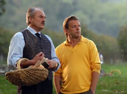 ARD LIEBE AUF DEN DRITTEN BLICK, Deutschland 2007, Regie Helmut Metzger, am Sonntag (17.08.14) um 15:00 Uhr im Ersten. Langsam gewinnt der Weinkenner Anton (Roland Koch, re.) das Vertrauen des skeptischen Winzers Berlinghieri (Dietrich Mattausch).