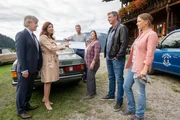 Mit Unterst&uuml;tzung ihres Anwalts Dr. Herold (Lutz Blochberger, l.) l&auml;sst Thea Hochstetter (Claudia Wenzel, 2. v. l.) nichts unversucht, Martin (Hans Sigl, 2. v. r.) das Sorgerecht f&uuml;r seinen Sohn zu entziehen. Auch Lisbeth (Monika Baumgartner, 3. v. r.), Hans (Heiko Ruprecht, 3. v. l.) und Anne (Ines Lutz, r.) sind entsetzt &uuml;ber ihr Vorgehen.