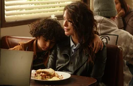 Sam (Dean Scott Vazquez, l.) und Gypsy (Lena Headey, r.) legen ihre anf&auml;ngliche Antipathie ad acta, nachdem Gypsy dem Jungen ihre tragische Lebensgeschichte erz&auml;hlt.