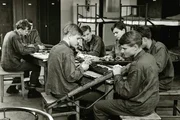 Sechszehnj&auml;hrige Jungen sind in den letzten Tagen des Zweiten Weltkrieges von der Schulbank weg eingezogen worden. In der Kaserne ihrer kleinen Heimatstadt werden sie nur einen Tag lang milit&auml;risch ausgebildet. Die neuen Aufgaben sind f&uuml;r sie ein ernstes Abenteuer. (v.l.n.r.: Karl Michael Balzer, Frank Glaubrecht, Volker Lechtenbrink, Michael Hinz, G&uuml;nther Hoffmann, Fritz Wepper, Folker Bohnet).