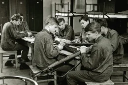 Sechszehnj&auml;hrige Jungen sind in den letzten Tagen des Zweiten Weltkrieges von der Schulbank weg eingezogen worden. In der Kaserne ihrer kleinen Heimatstadt werden sie nur einen Tag lang milit&auml;risch ausgebildet. Die neuen Aufgaben sind f&uuml;r sie ein ernstes Abenteuer. (v.l.n.r.: Karl Michael Balzer, Frank Glaubrecht, Volker Lechtenbrink, Michael Hinz, G&uuml;nther Hoffmann, Fritz Wepper, Folker Bohnet).