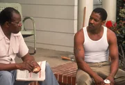 Odell (Albert Hall, l.) erkl&auml;rt Easy (Denzel Washington, r.), was das Wichtigste im Leben ist: Freundschaft.