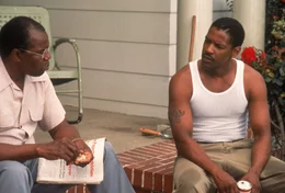Odell (Albert Hall, l.) erkl&auml;rt Easy (Denzel Washington, r.), was das Wichtigste im Leben ist: Freundschaft.