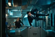 Nate wird bei der Schatzsuche schnell zum Gejagten seiner Konkurrenz. Von links: The Scotsman (Steven Waddington), Nate (Tom Holland)