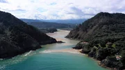 NDR Fernsehen L&Auml;NDER - MENSCHEN - ABENTEUER, "Spaniens gr&uuml;ner Norden - Mit dem Zug entlang der Costa Verde", am Donnerstag (13.01.22) um 20:15 Uhr. Die beeindruckende Flussm&uuml;ndung der R&iacute;a de Tina Mayor. &copy; NDR/elb motion pictures GmbH/Felix Korfmann, honorarfrei - Verwendung gem&auml;&szlig; der AGB im engen inhaltlichen, redaktionellen Zusammenhang mit genannter NDR-Sendung bei Nennung "Bild: NDR/elb motion pictures GmbH/Felix Korfmann" (S2). NDR Presse und Information/Fotoredaktion, Tel: 040/4156-2306 oder -2305, pressefoto@ndr.de