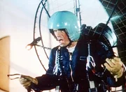 MacGyver (Richard Dean Anderson) startet einen verzweifelten Rettungsversuch. MacGyver (Richard Dean Anderson) startet einen verzweifelten Rettungsversuch.