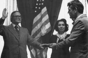 Mitten im Kalten Krieg besucht Ieva aus Riga ihren Vater in New York. Dort erf&auml;hrt sie: Er ist Doppelagent f&uuml;r den KGB und f&uuml;r die CIA. Jetzt will er zu den Amerikanern &uuml;berlaufen und stellt Ieva vor die Entscheidung, ob sie bei ihm bleiben will. Unter neuer Identit&auml;t f&uuml;hrt sie bis zum r&auml;tselhaften Tod ihres Vaters und dem Zerfall der Sowjetunion ein Leben wie in einem Spionagefilm. -  Imants und Rasma Le&scaron;inskis.