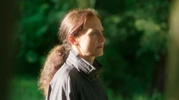 Anja Oldenburg verlor ihren Ehemann bei einem Tesla-Unfall. Doch als sie versucht zu verstehen, was passiert ist, st&ouml;&szlig;t sie auf unbeantwortete Fragen.