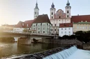 Eine Stadtansicht auf dem Weg mit dem Fahrrad durchs Traunviertel.