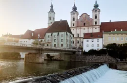 Eine Stadtansicht auf dem Weg mit dem Fahrrad durchs Traunviertel.