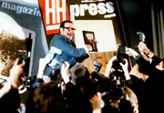 45 Uhr Der H&ouml;hepunkt im Leben des Journalisten Willi&eacute; (G&ouml;tz George): Auf einer stark besuchten Pressekonferenz pr&auml;sentiert er vor internationalen Publikum die sensationellen Tageb&uuml;cher Adolf Hitlers.