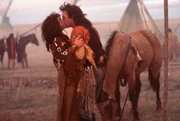 Steht mit einer Faust (Mary McDonnell), Lieutenant Dunbar (Kevin Costner)