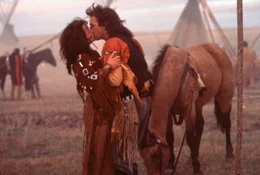 Steht mit einer Faust (Mary McDonnell), Lieutenant Dunbar (Kevin Costner)
