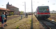 Sonderzug aus Dillingen bei der Ankunft im Bahnhof Bouzonville in Lothringen. Nur einmal im Jahr f&auml;hrt ein Zug hier &uuml;ber die Grenze, am Karfreitag, da an diesem Tag in Bouzonville ein gro&szlig;er Jahrmarkt stattfindet.