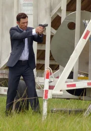 Michael (Jeffrey Donovan) muss auf einem Flughafen daf&uuml;r sorgen, dass einem Unternehmer nichts passiert. Doch kann ihm dies gelingen?