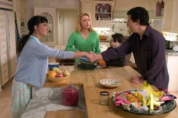 Dass sich John (Adam Sandler, r.) und Flor (Paz Vega, l.) scheinbar immer n&auml;herkommen, besorgt Johns Frau Deborah (Tea Leoni, M.) sehr. Also beschlie&szlig;t sie, etwas zu unternehmen.